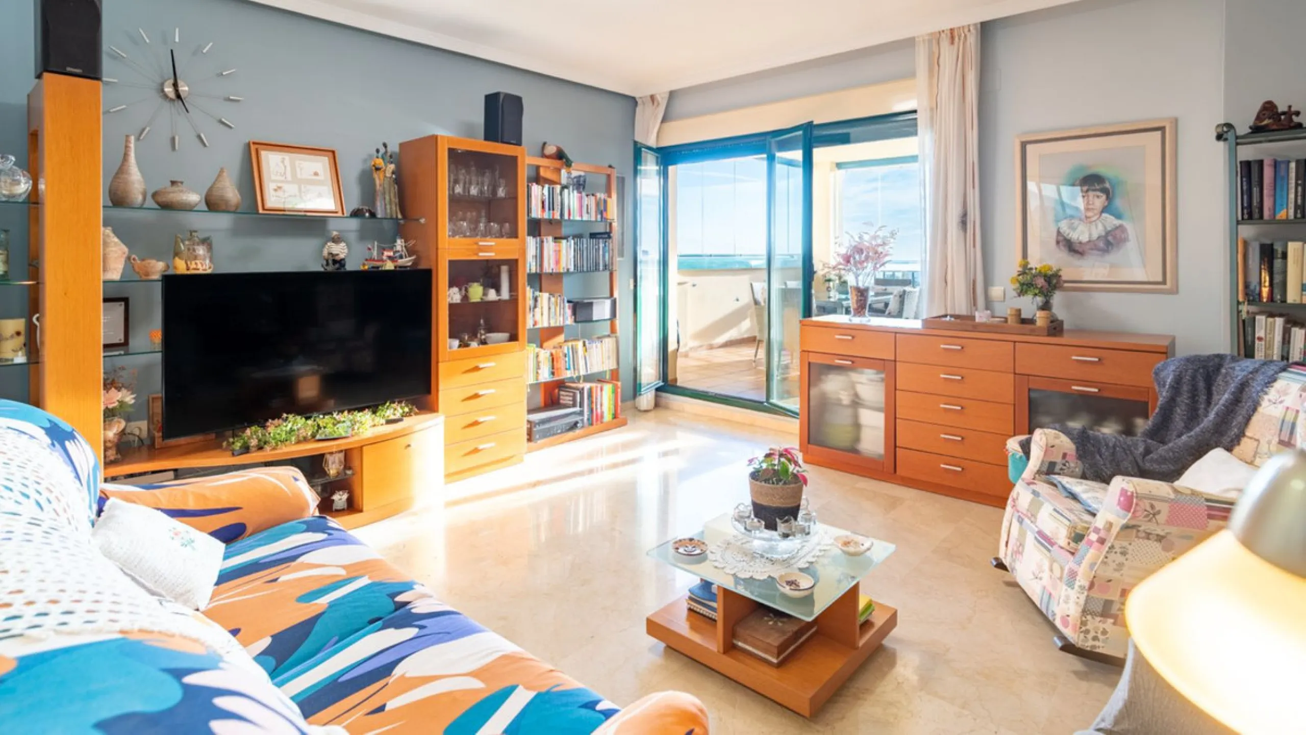 Apartment located in a well-established residential development next to Torrequebrada Golf, offering a comfortable and well-planned layout. The property features bright, generously sized living spaces, with the main living area opening directly onto an en