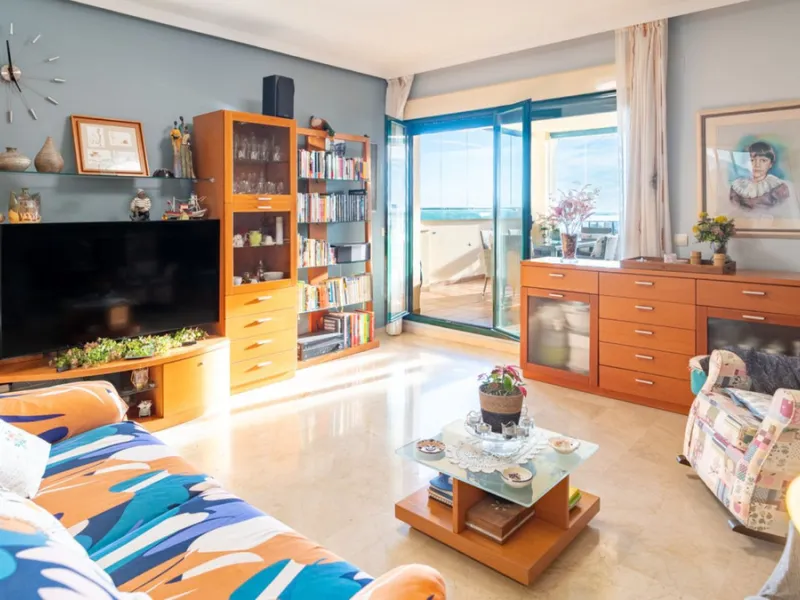 Apartment located in a well-established residential development next to Torrequebrada Golf, offering a comfortable and well-planned layout. The property features bright, generously sized living spaces, with the main living area opening directly onto an en