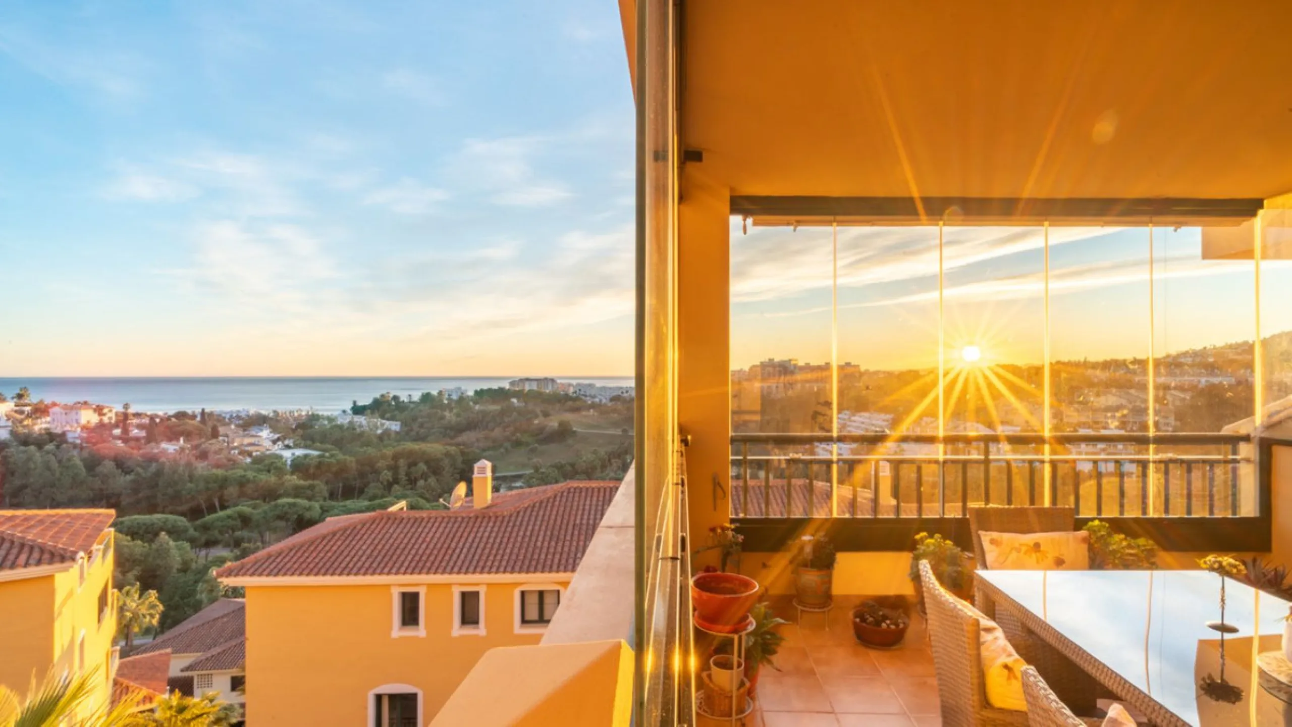 Apartment located in a well-established residential development next to Torrequebrada Golf, offering a comfortable and well-planned layout. The property features bright, generously sized living spaces, with the main living area opening directly onto an en