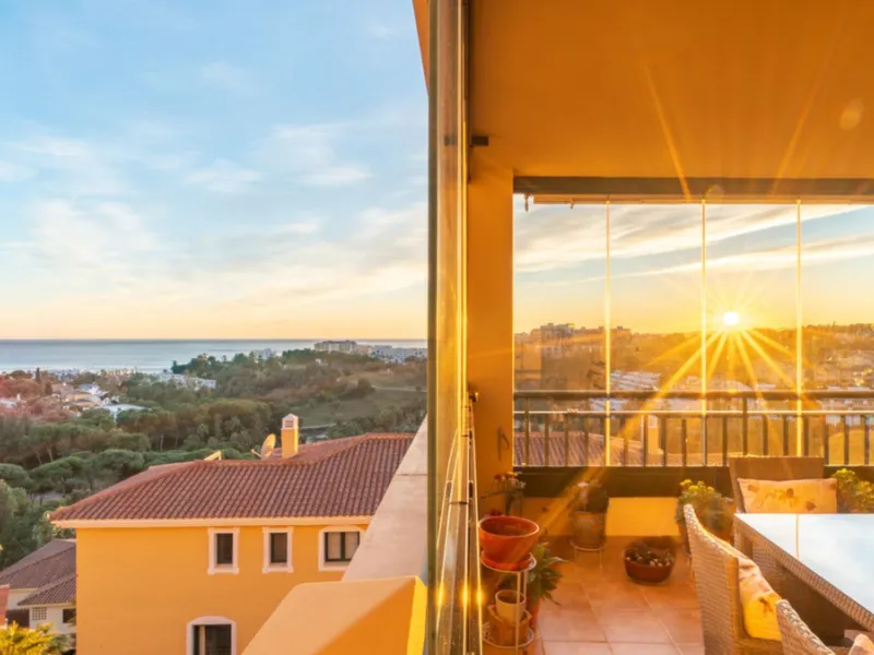 Apartment located in a well-established residential development next to Torrequebrada Golf, offering a comfortable and well-planned layout. The property features bright, generously sized living spaces, with the main living area opening directly onto an en
