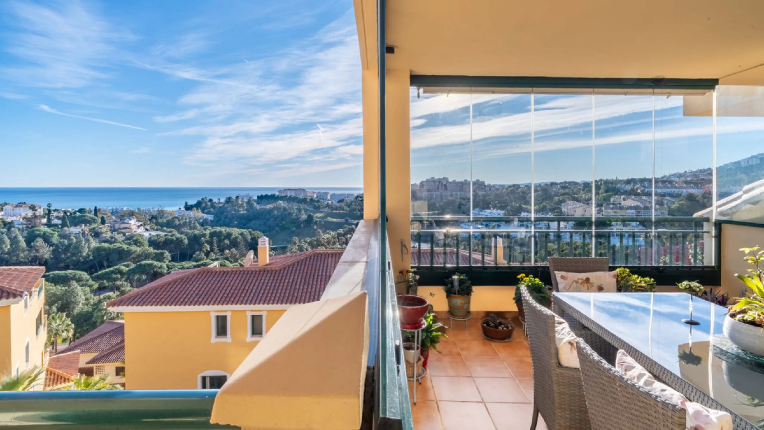 Apartment located in a well-established residential development next to Torrequebrada Golf, offering a comfortable and well-planned layout. The property features bright, generously sized living spaces, with the main living area opening directly onto an en