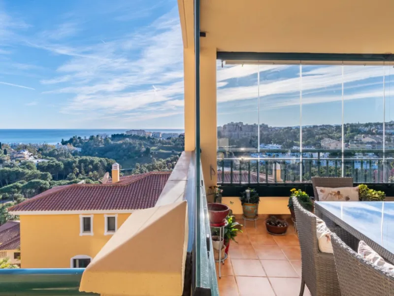 Apartment located in a well-established residential development next to Torrequebrada Golf, offering a comfortable and well-planned layout. The property features bright, generously sized living spaces, with the main living area opening directly onto an en
