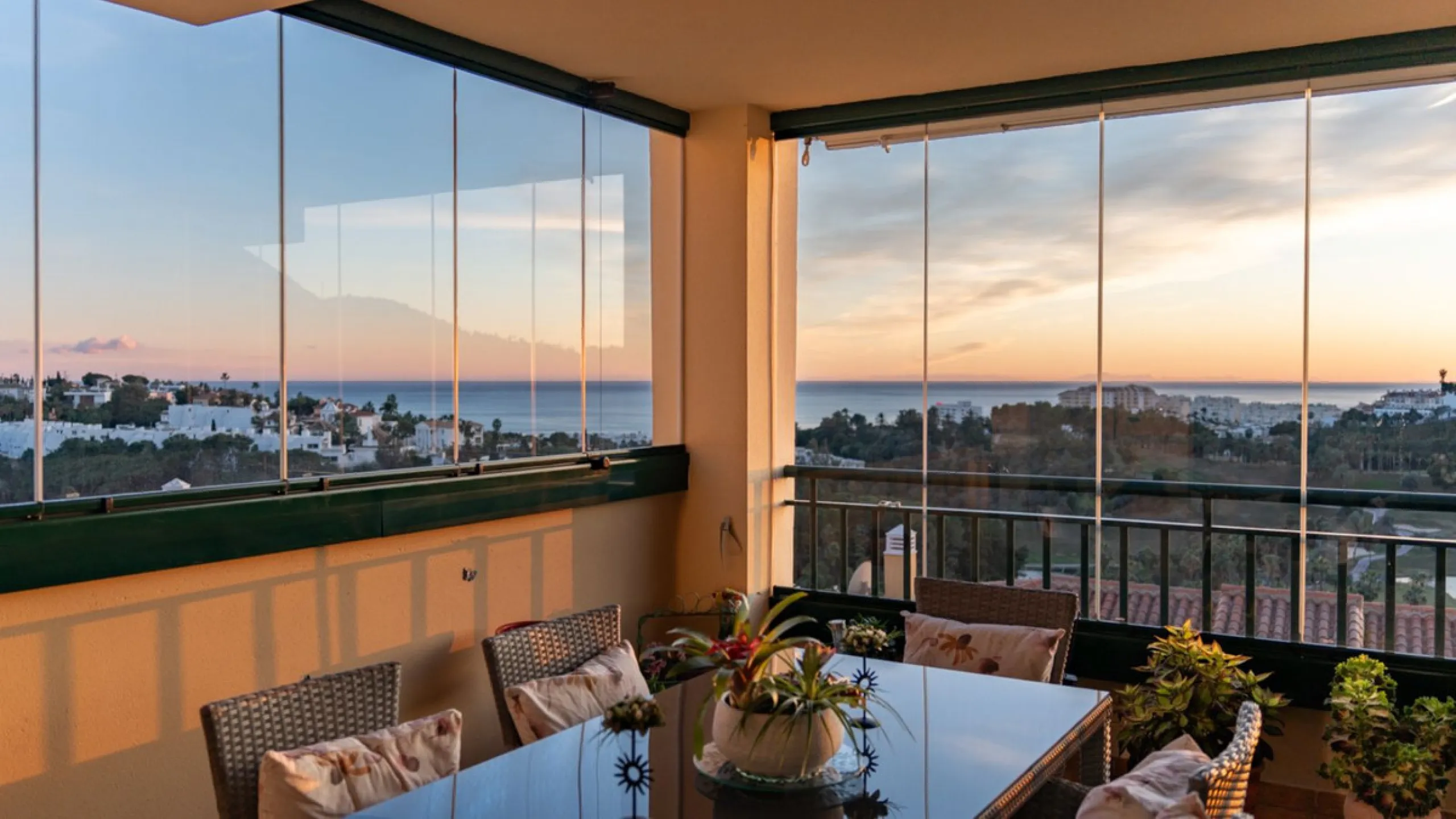 Apartment located in a well-established residential development next to Torrequebrada Golf, offering a comfortable and well-planned layout. The property features bright, generously sized living spaces, with the main living area opening directly onto an en