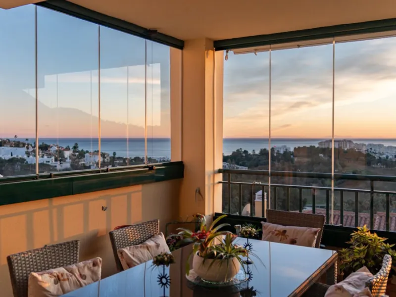 Apartment located in a well-established residential development next to Torrequebrada Golf, offering a comfortable and well-planned layout. The property features bright, generously sized living spaces, with the main living area opening directly onto an en