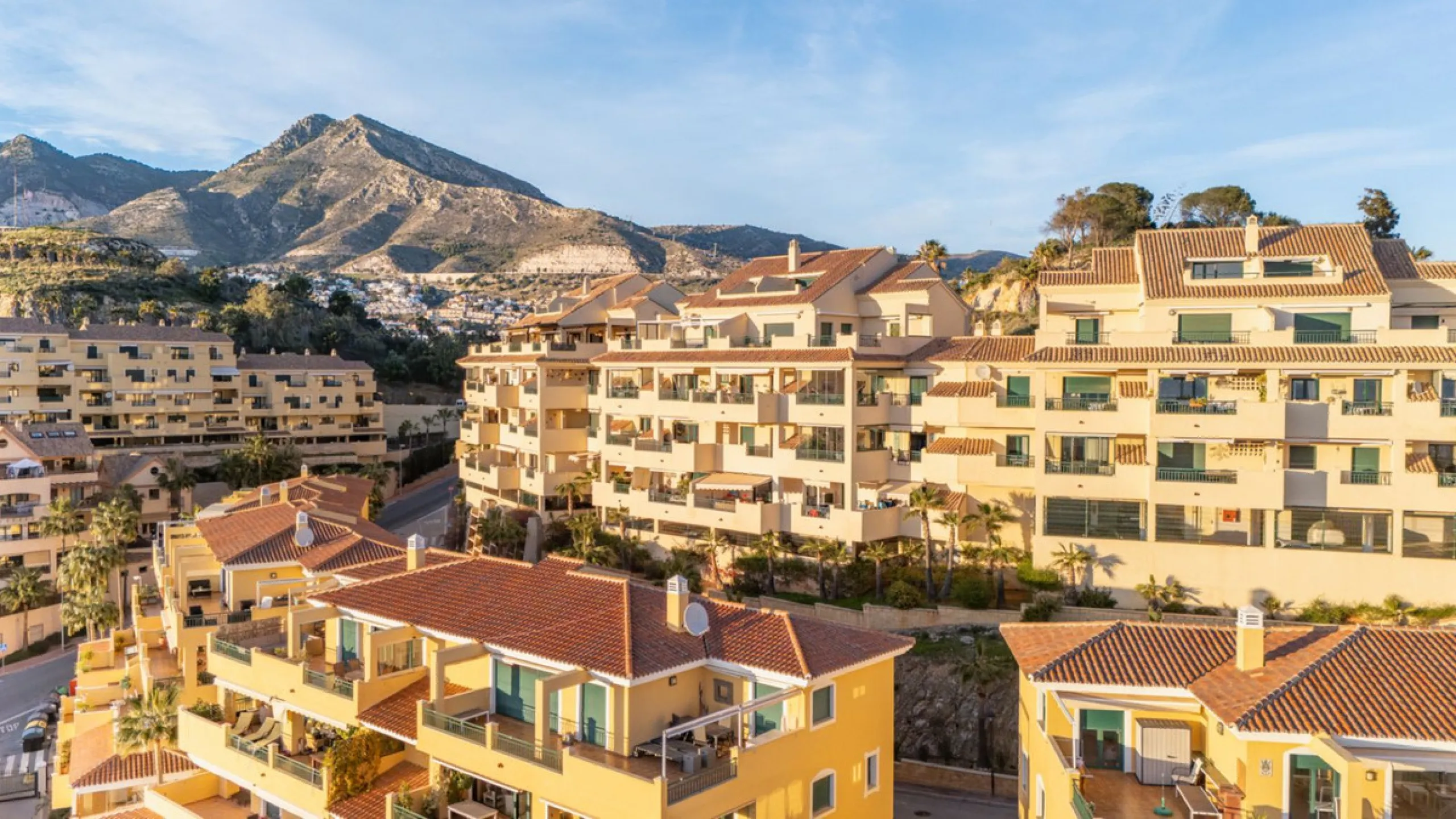 Apartment located in a well-established residential development next to Torrequebrada Golf, offering a comfortable and well-planned layout. The property features bright, generously sized living spaces, with the main living area opening directly onto an en