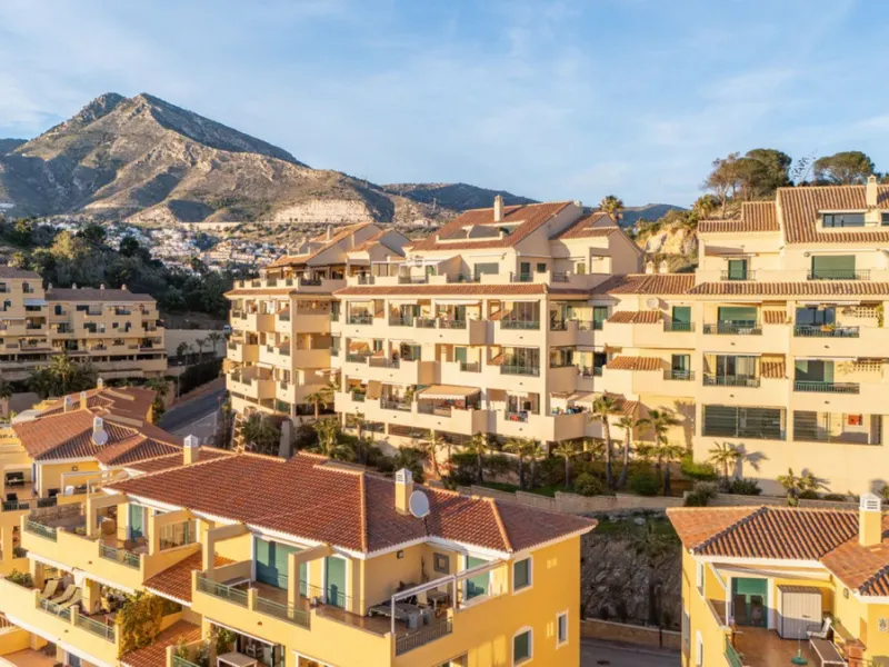 Apartment located in a well-established residential development next to Torrequebrada Golf, offering a comfortable and well-planned layout. The property features bright, generously sized living spaces, with the main living area opening directly onto an en