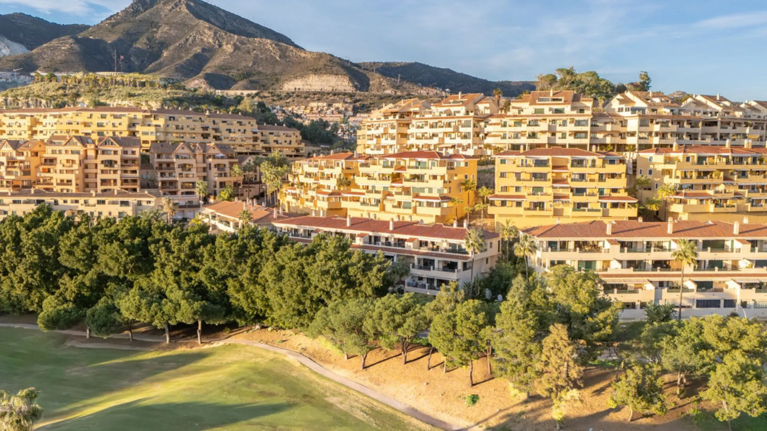 Apartment located in a well-established residential development next to Torrequebrada Golf, offering a comfortable and well-planned layout. The property features bright, generously sized living spaces, with the main living area opening directly onto an en