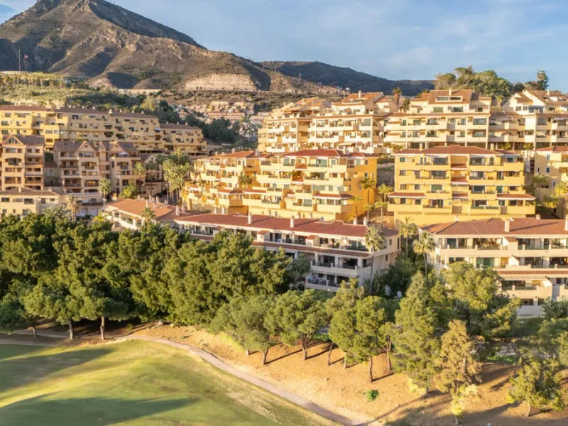 Apartment located in a well-established residential development next to Torrequebrada Golf, offering a comfortable and well-planned layout. The property features bright, generously sized living spaces, with the main living area opening directly onto an en