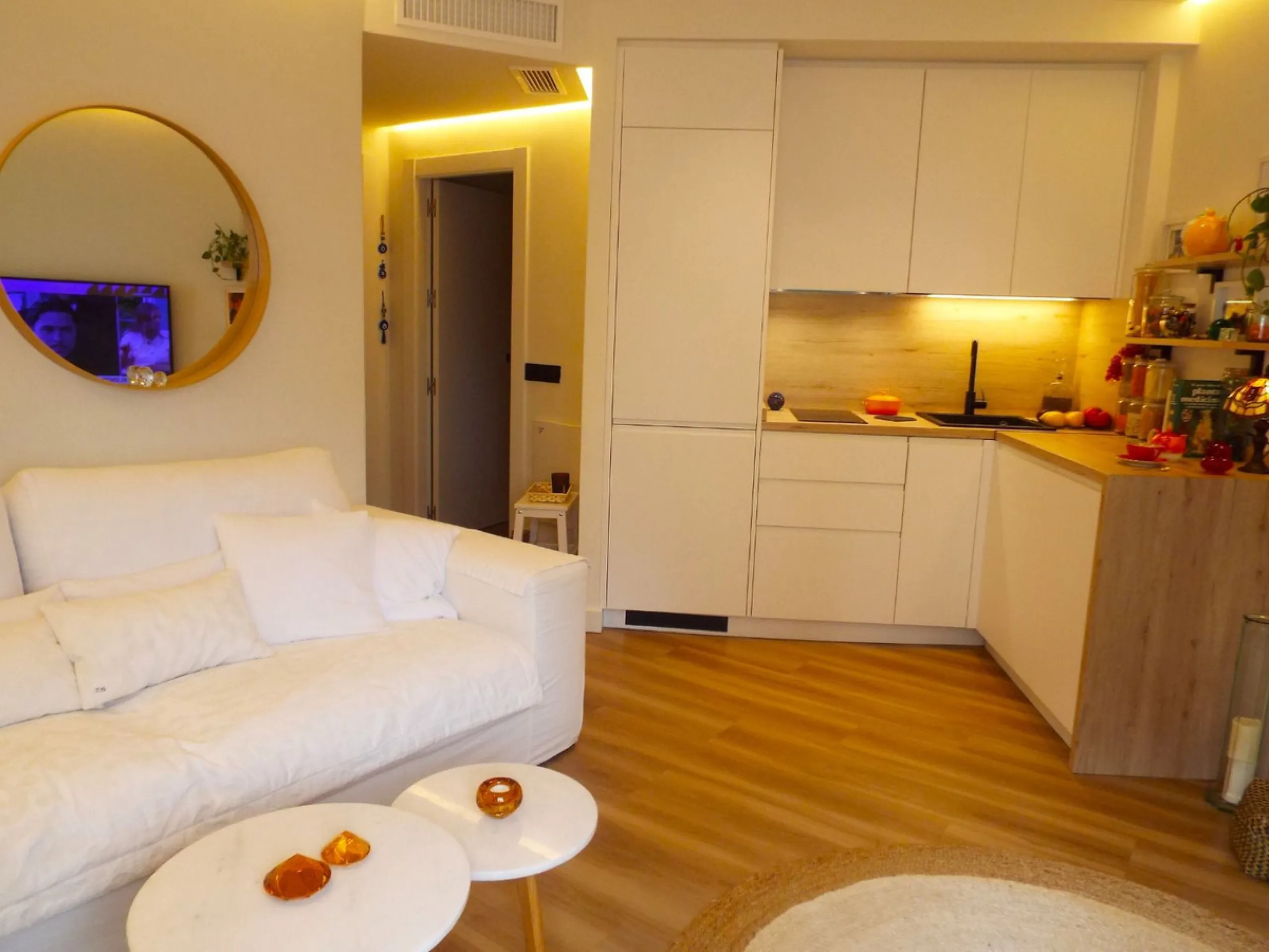 Beautiful and charming apartment for sale in the centre of Estepona, located just a few metres from the iconic La Rada beach, in one of the most sought-after and privileged areas of the town.