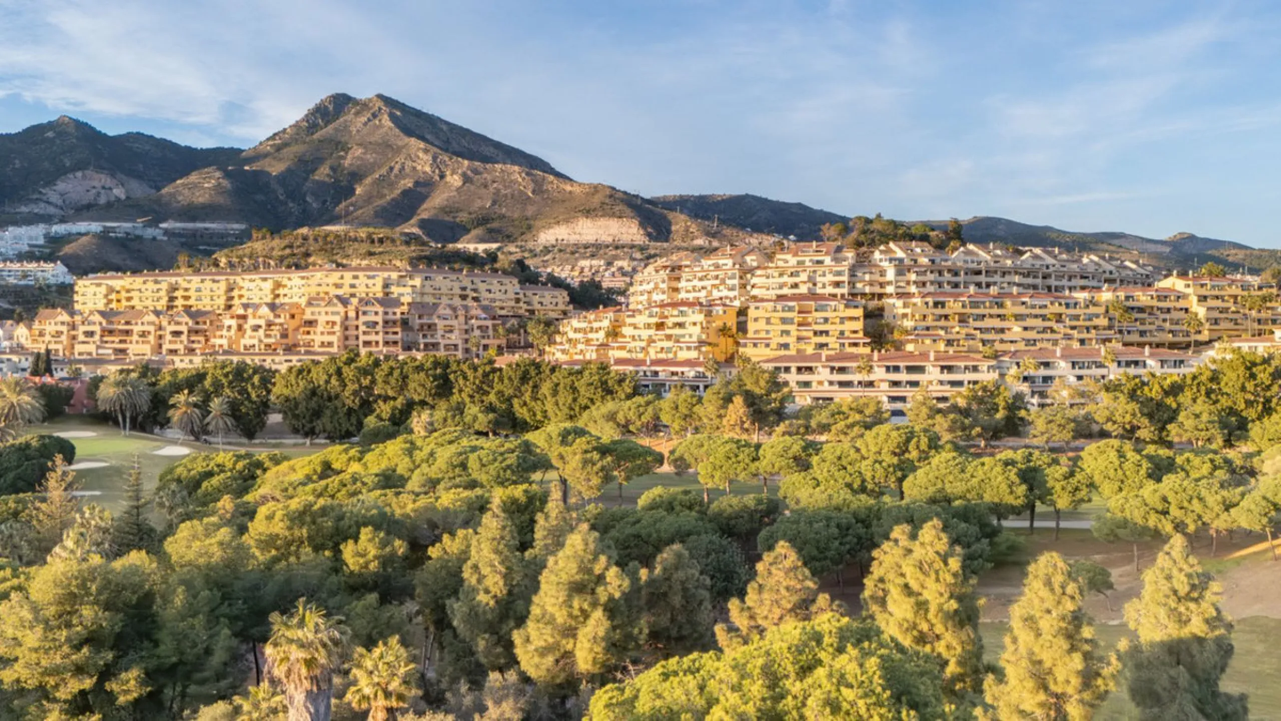 Apartment located in a well-established residential development next to Torrequebrada Golf, offering a comfortable and well-planned layout. The property features bright, generously sized living spaces, with the main living area opening directly onto an en