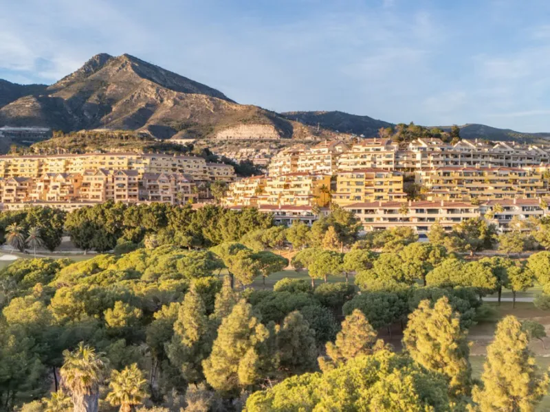 Apartment located in a well-established residential development next to Torrequebrada Golf, offering a comfortable and well-planned layout. The property features bright, generously sized living spaces, with the main living area opening directly onto an en