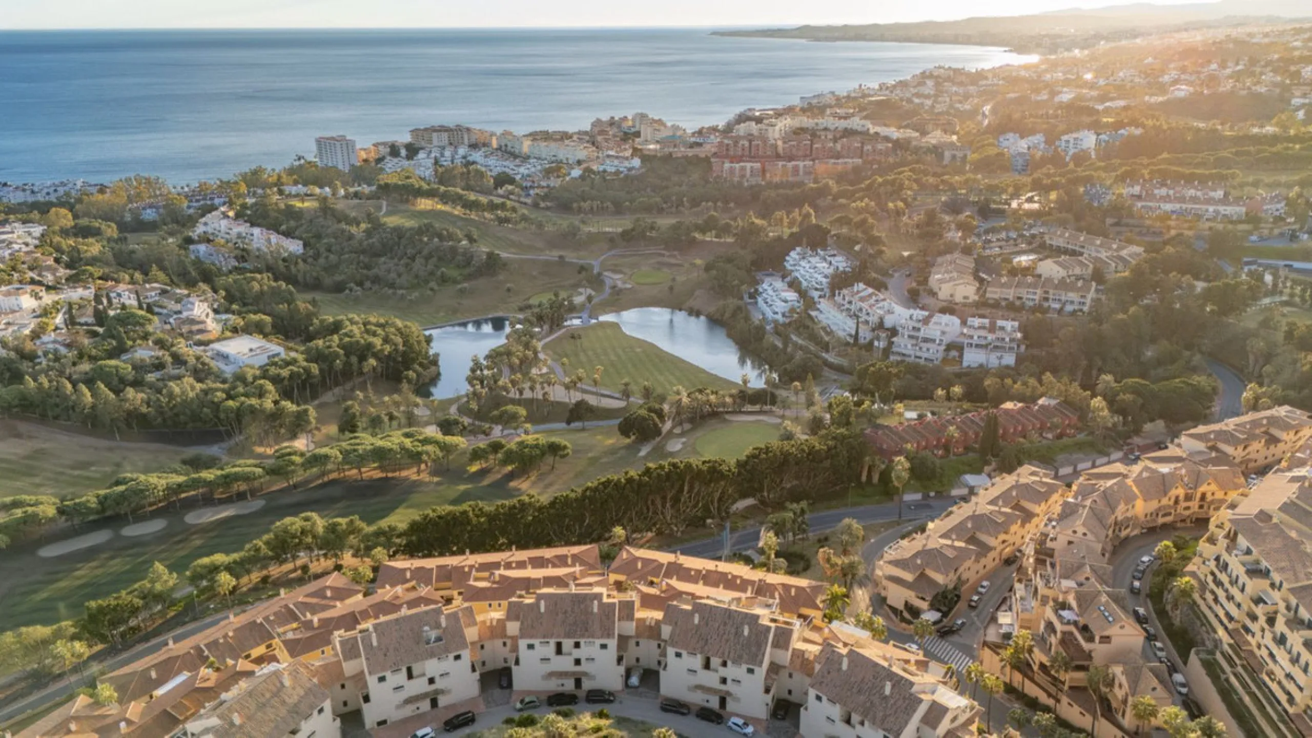 Apartment located in a well-established residential development next to Torrequebrada Golf, offering a comfortable and well-planned layout. The property features bright, generously sized living spaces, with the main living area opening directly onto an en
