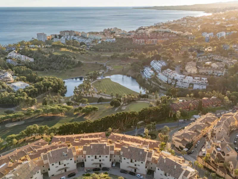 Apartment located in a well-established residential development next to Torrequebrada Golf, offering a comfortable and well-planned layout. The property features bright, generously sized living spaces, with the main living area opening directly onto an en