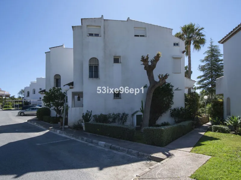 Spacious Semi-Detached Home in El Padrón, Estepona