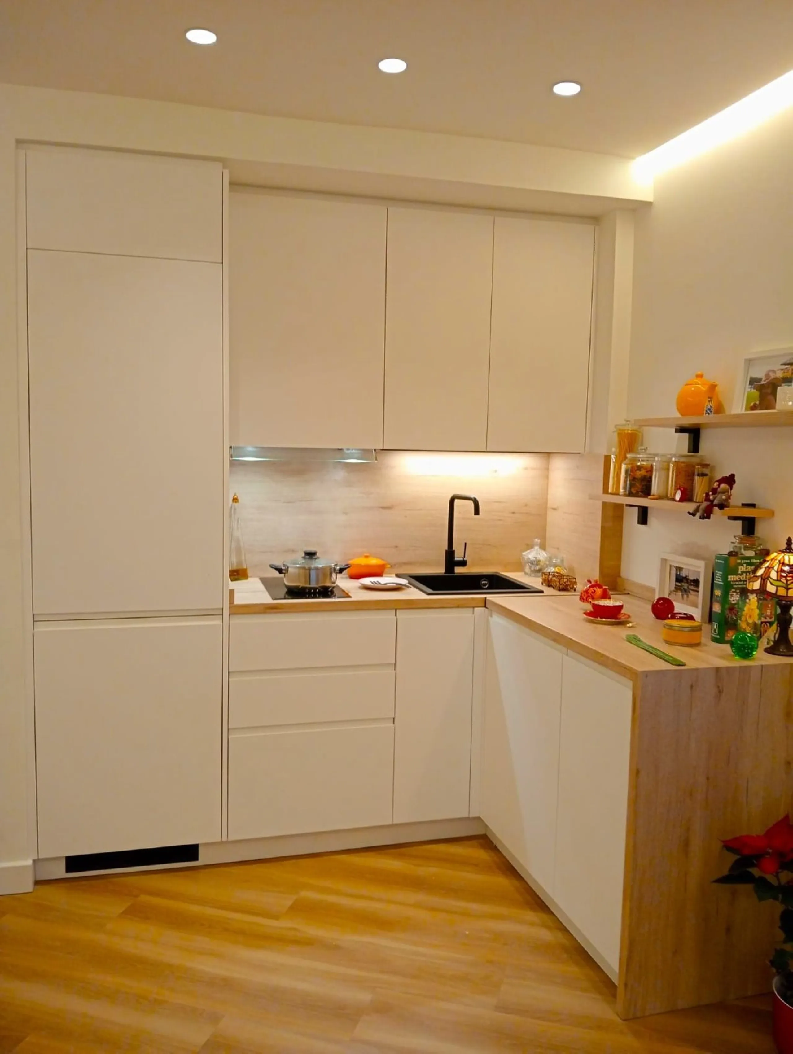 Beautiful and charming apartment for sale in the centre of Estepona, located just a few metres from the iconic La Rada beach, in one of the most sought-after and privileged areas of the town.