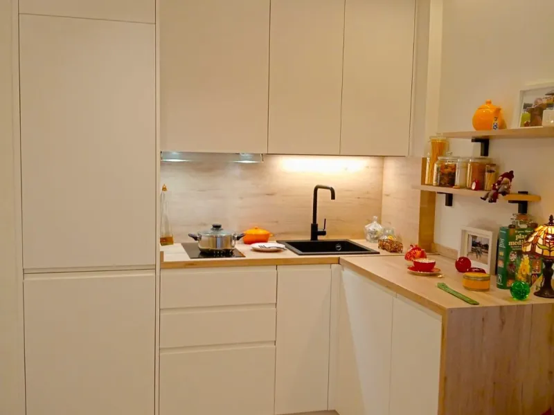 Beautiful and charming apartment for sale in the centre of Estepona, located just a few metres from the iconic La Rada beach, in one of the most sought-after and privileged areas of the town.