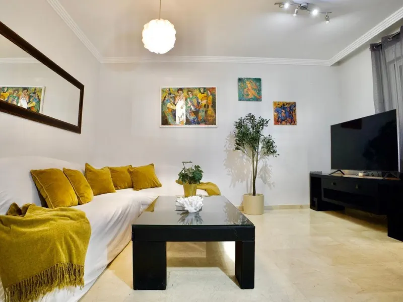 Welcome to this well-designed apartment located in a modern building with an exceptional setting — right on the first beachfront line and in the heart of Estepona!  Here, you live directly on the promenade with the sea just a few steps away, and with rest