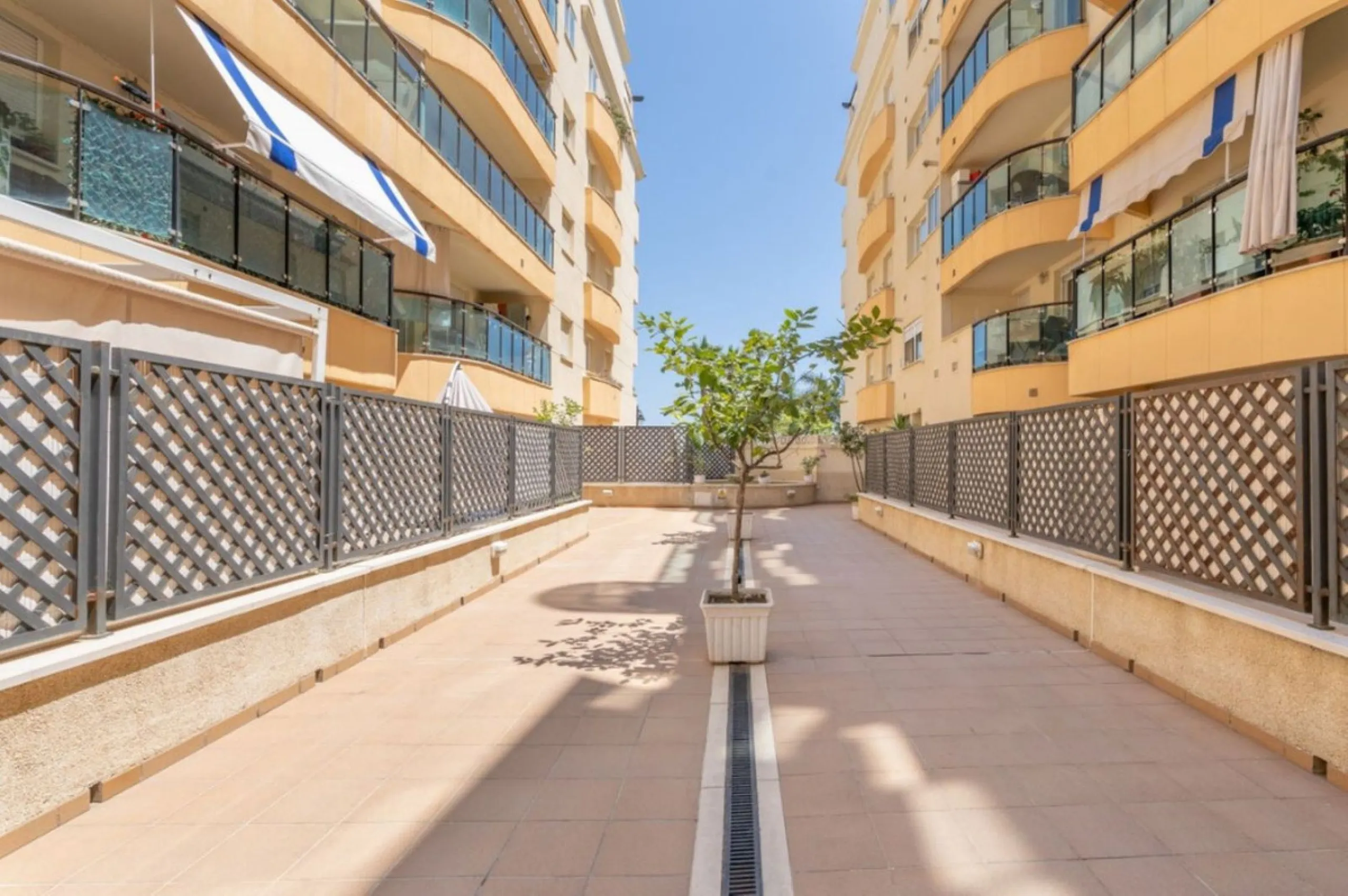 Apartment - Ground Floor Apartment в продаже в Estepona, Málaga. В доме 1 спален и 1 ванных комнат. Площадь дома 63 м²