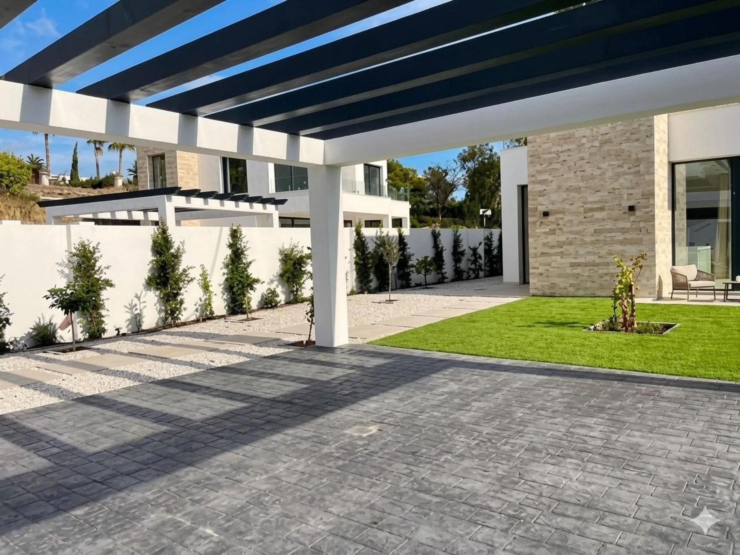 House - Detached Villa в продаже в Estepona, Málaga. В доме 6 спален и 5 ванных комнат. Площадь дома 418 м². Площадь участка 645 м²