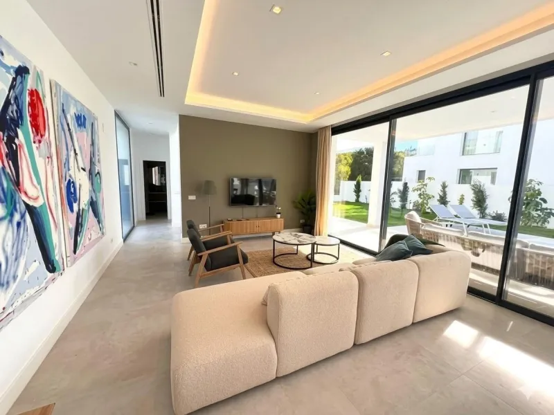 House - Detached Villa в продаже в Estepona, Málaga. В доме 6 спален и 5 ванных комнат. Площадь дома 418 м². Площадь участка 645 м²