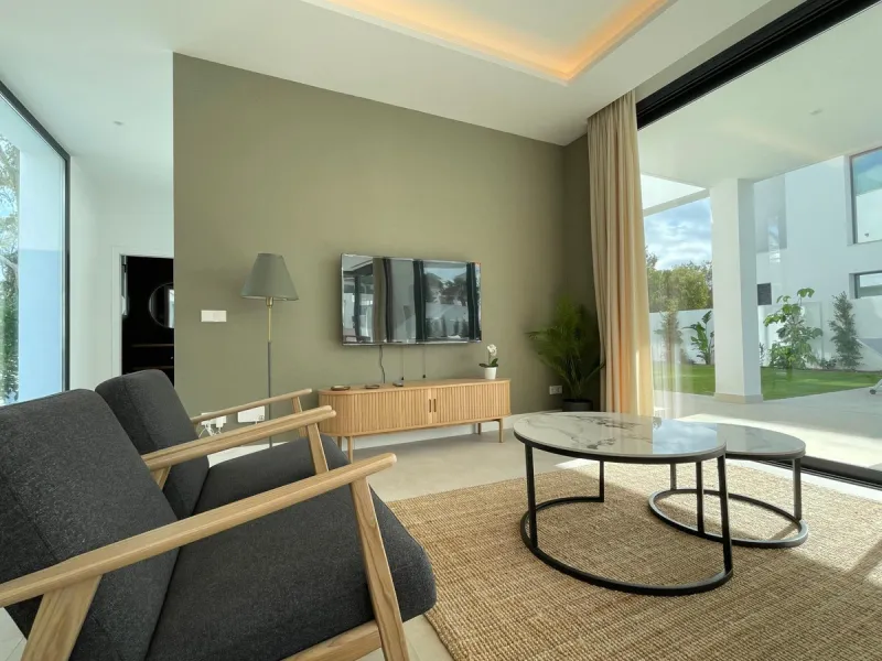 House - Detached Villa в продаже в Estepona, Málaga. В доме 6 спален и 5 ванных комнат. Площадь дома 418 м². Площадь участка 645 м²
