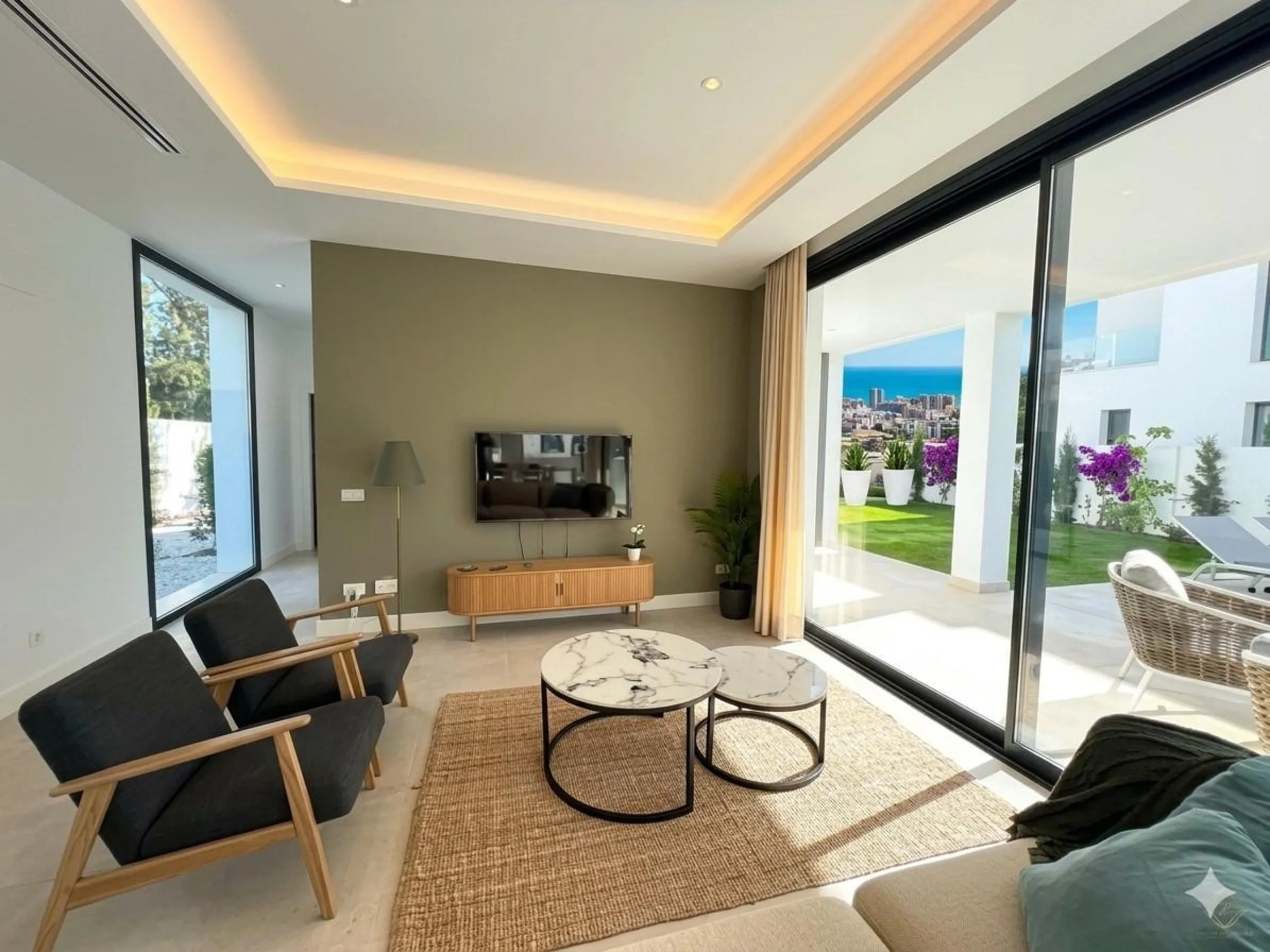 House - Detached Villa в продаже в Estepona, Málaga. В доме 6 спален и 5 ванных комнат. Площадь дома 418 м². Площадь участка 645 м²