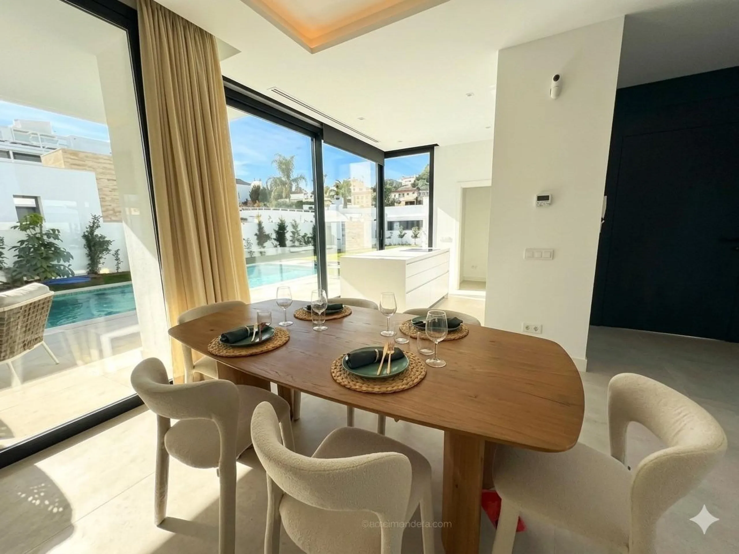 House - Detached Villa в продаже в Estepona, Málaga. В доме 6 спален и 5 ванных комнат. Площадь дома 418 м². Площадь участка 645 м²