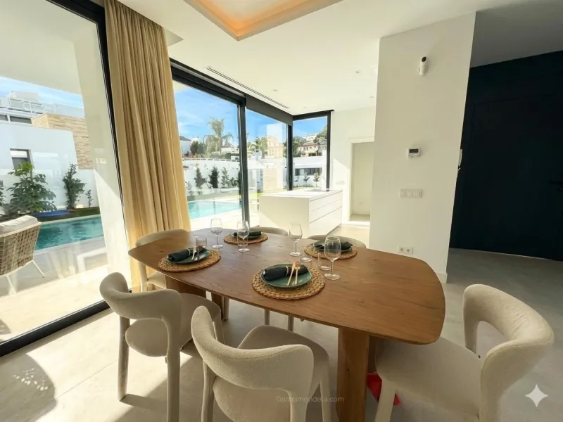 House - Detached Villa в продаже в Estepona, Málaga. В доме 6 спален и 5 ванных комнат. Площадь дома 418 м². Площадь участка 645 м²