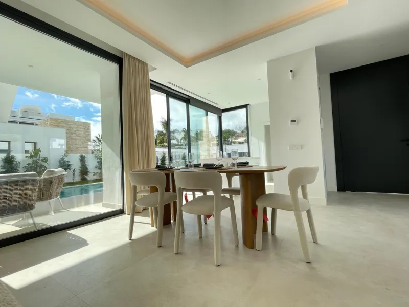 House - Detached Villa в продаже в Estepona, Málaga. В доме 6 спален и 5 ванных комнат. Площадь дома 418 м². Площадь участка 645 м²
