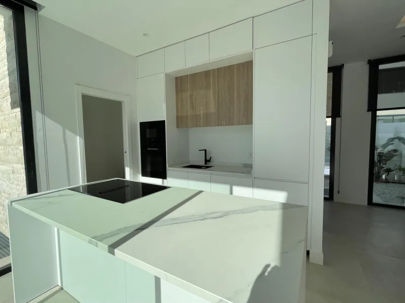 House - Detached Villa в продаже в Estepona, Málaga. В доме 6 спален и 5 ванных комнат. Площадь дома 418 м². Площадь участка 645 м²