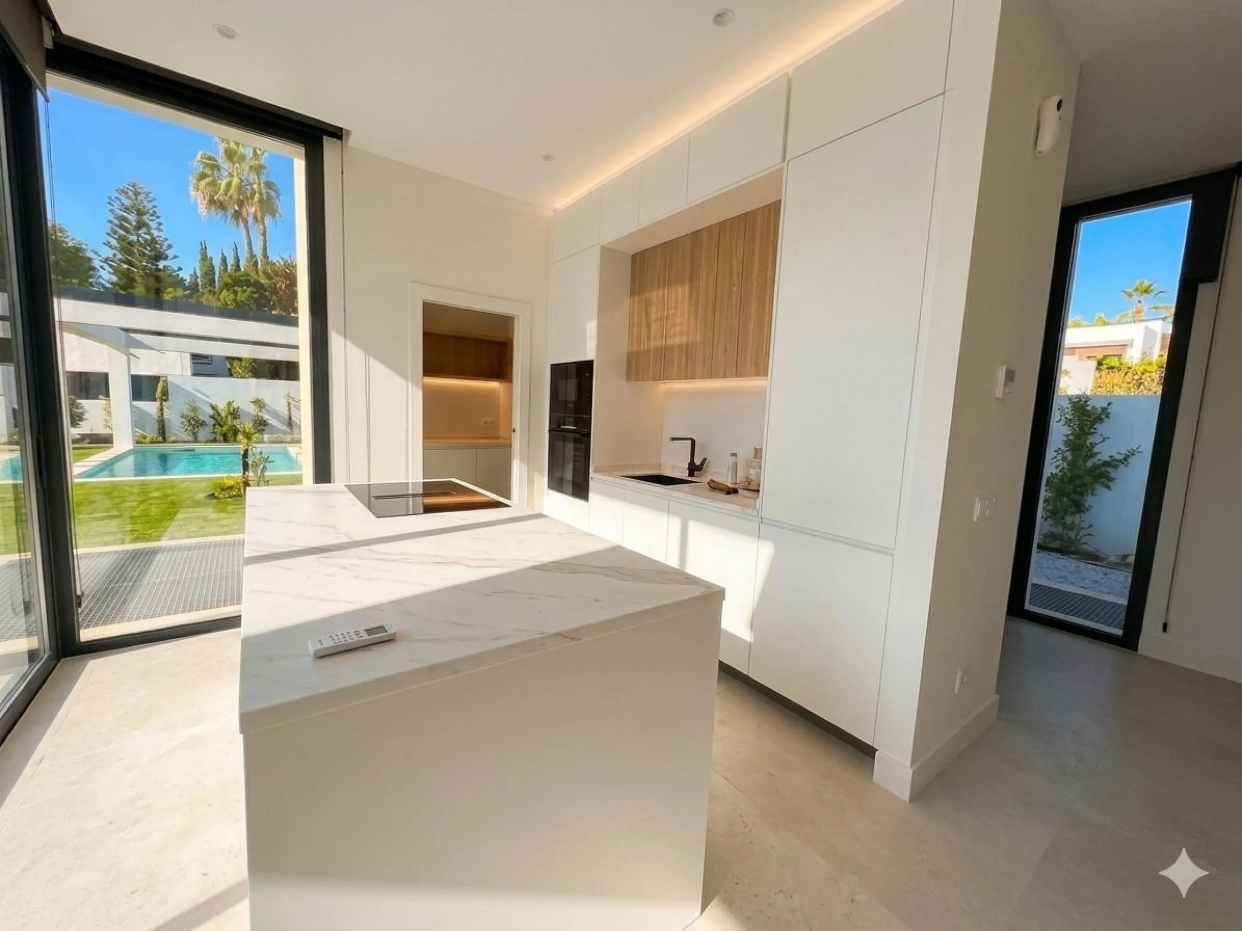 House - Detached Villa в продаже в Estepona, Málaga. В доме 6 спален и 5 ванных комнат. Площадь дома 418 м². Площадь участка 645 м²