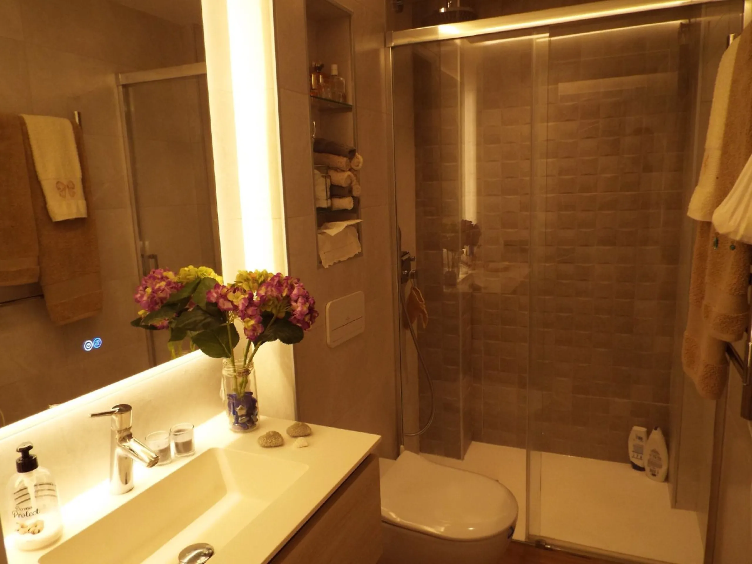 Beautiful and charming apartment for sale in the centre of Estepona, located just a few metres from the iconic La Rada beach, in one of the most sought-after and privileged areas of the town.
