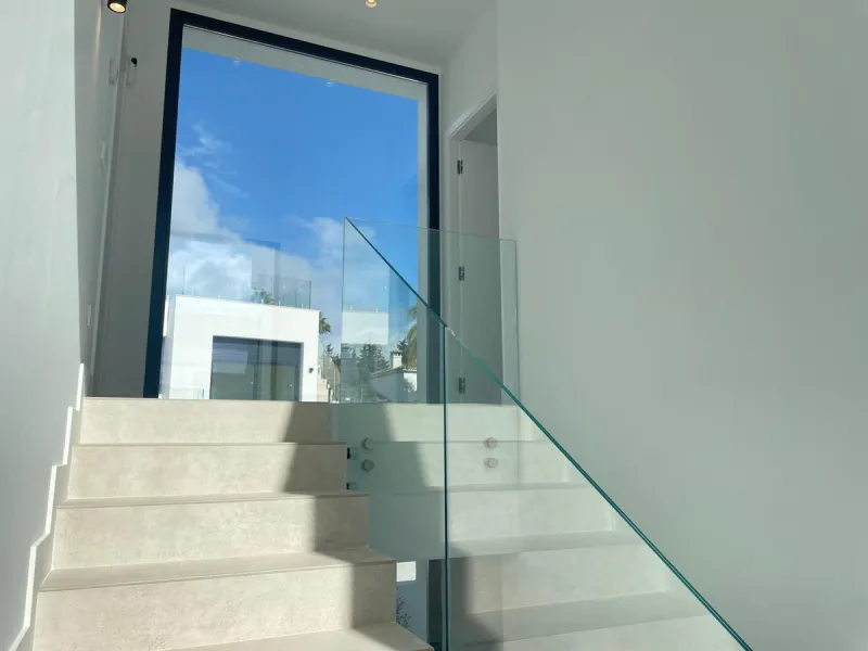 House - Detached Villa в продаже в Estepona, Málaga. В доме 6 спален и 5 ванных комнат. Площадь дома 418 м². Площадь участка 645 м²