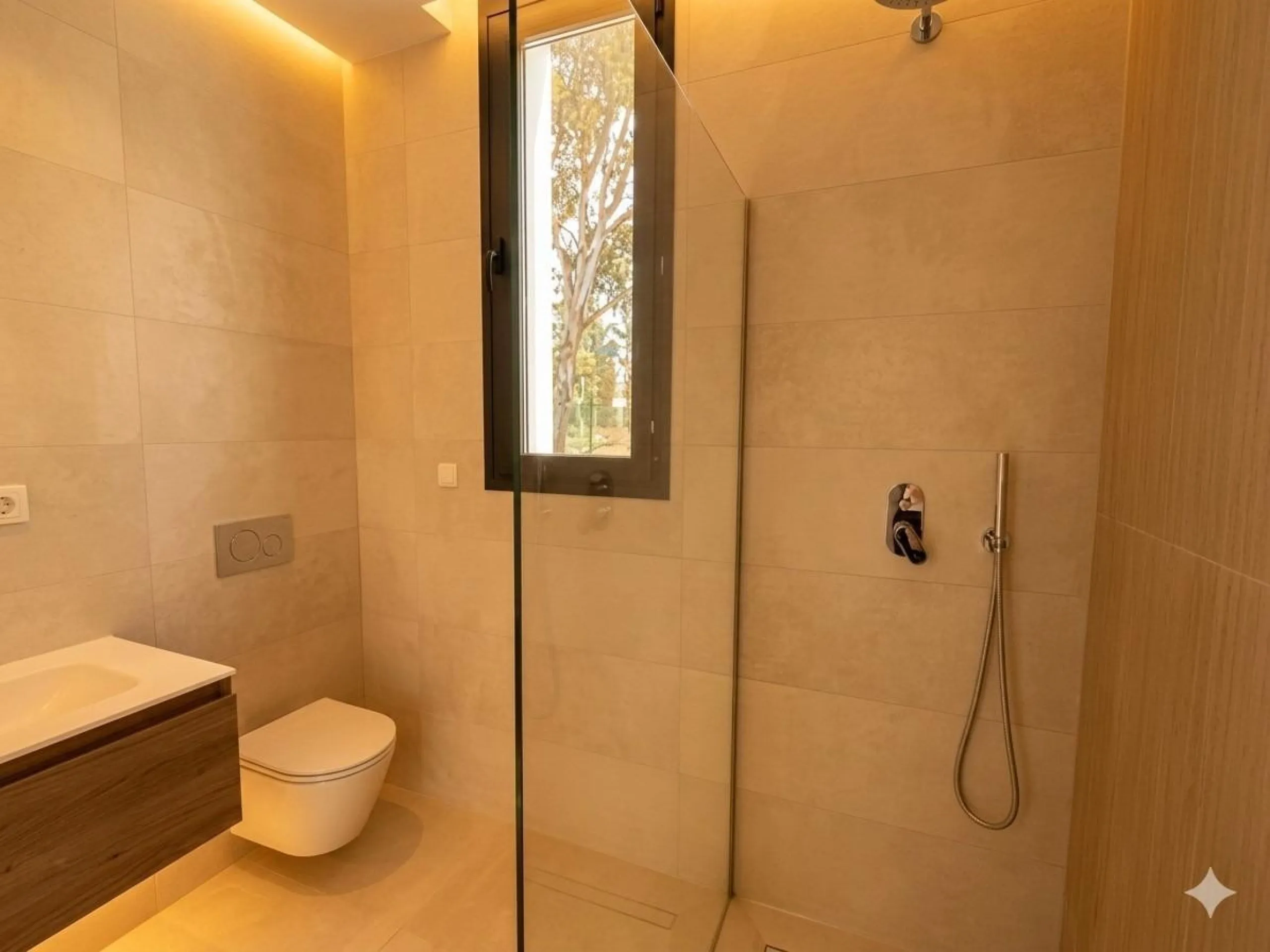 House - Detached Villa в продаже в Estepona, Málaga. В доме 6 спален и 5 ванных комнат. Площадь дома 418 м². Площадь участка 645 м²