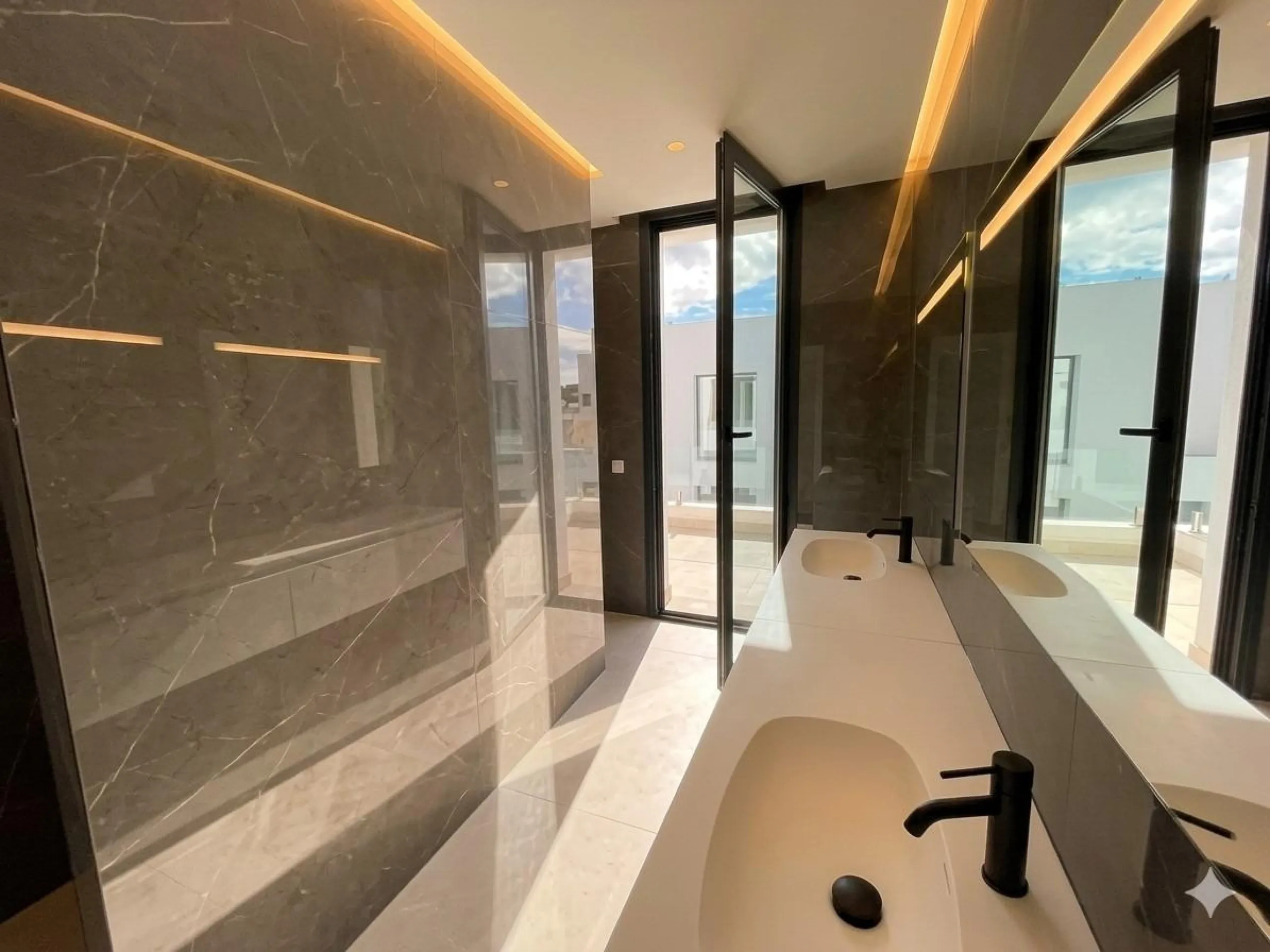 House - Detached Villa в продаже в Estepona, Málaga. В доме 6 спален и 5 ванных комнат. Площадь дома 418 м². Площадь участка 645 м²