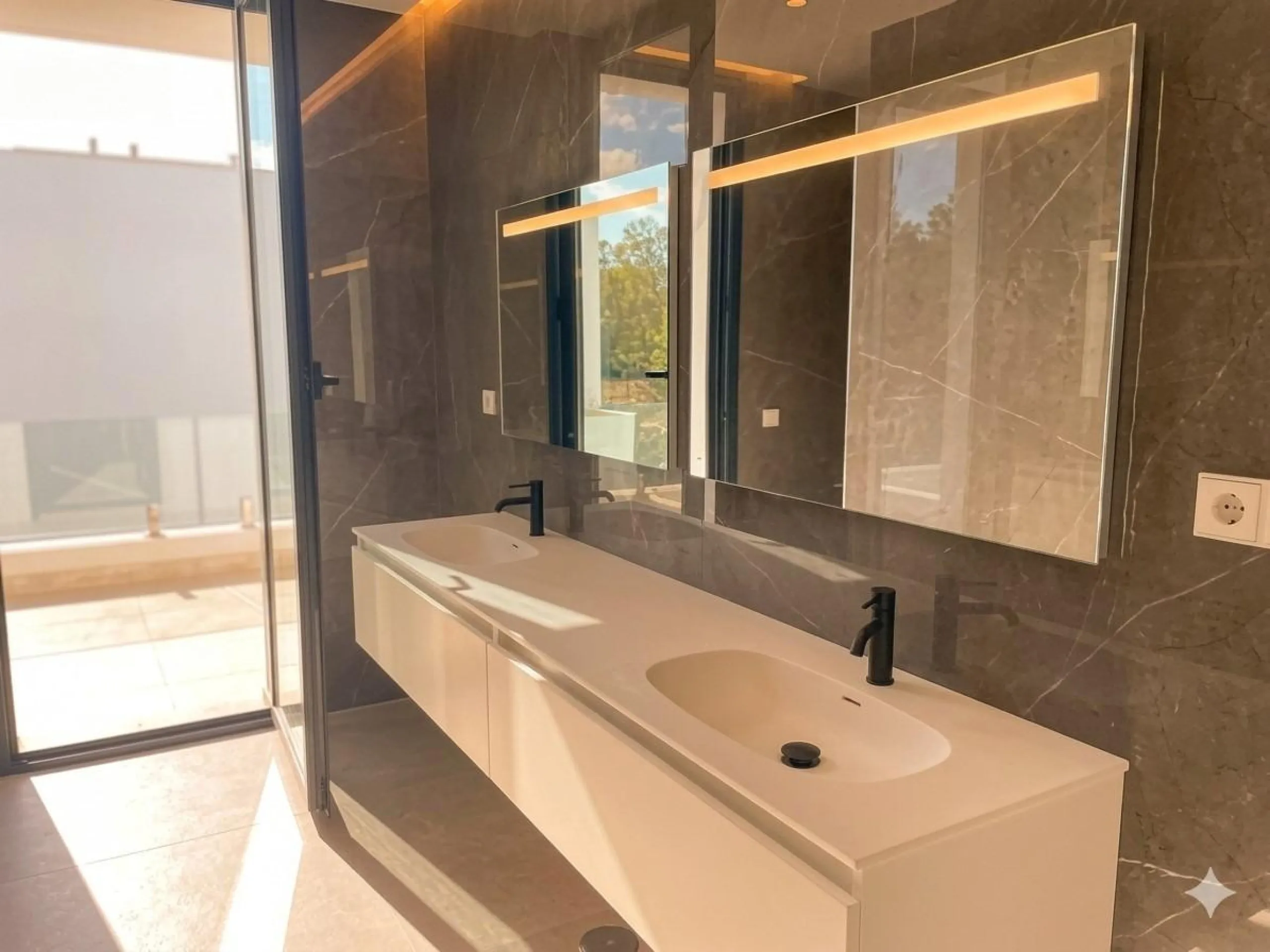 House - Detached Villa в продаже в Estepona, Málaga. В доме 6 спален и 5 ванных комнат. Площадь дома 418 м². Площадь участка 645 м²