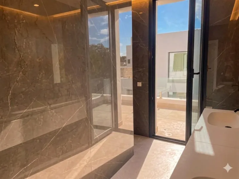House - Detached Villa в продаже в Estepona, Málaga. В доме 6 спален и 5 ванных комнат. Площадь дома 418 м². Площадь участка 645 м²