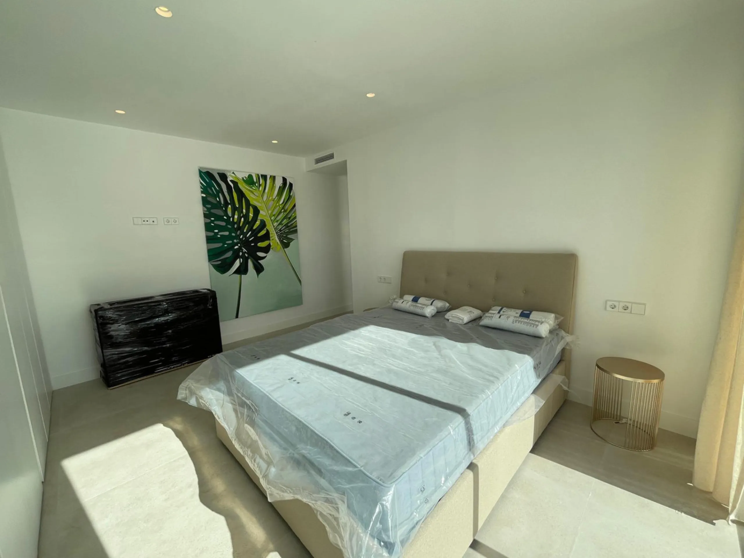 House - Detached Villa в продаже в Estepona, Málaga. В доме 6 спален и 5 ванных комнат. Площадь дома 418 м². Площадь участка 645 м²