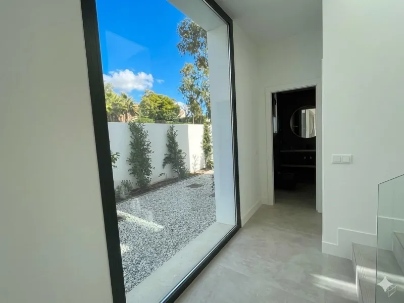 House - Detached Villa в продаже в Estepona, Málaga. В доме 6 спален и 5 ванных комнат. Площадь дома 418 м². Площадь участка 645 м²