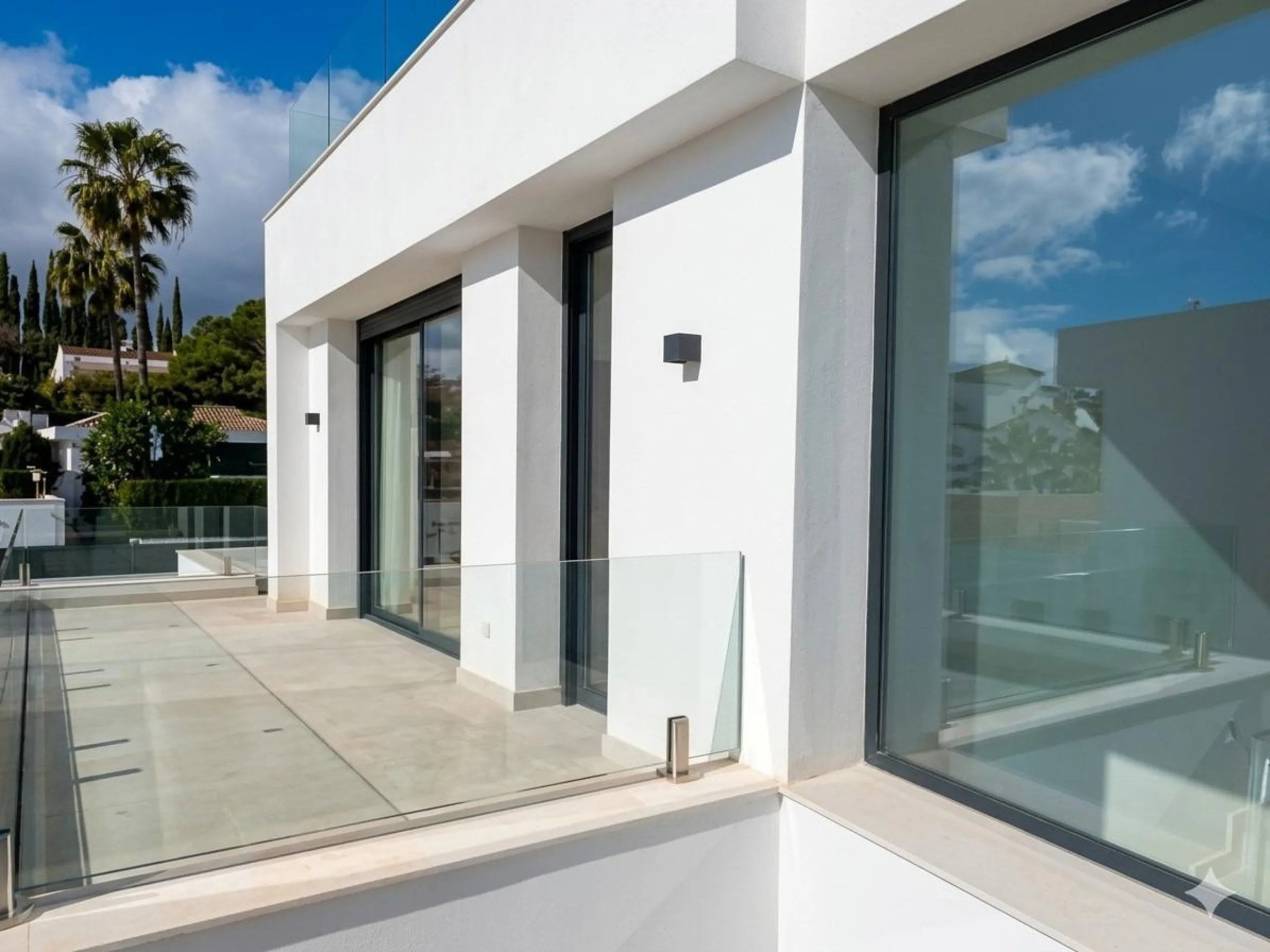 House - Detached Villa в продаже в Estepona, Málaga. В доме 6 спален и 5 ванных комнат. Площадь дома 418 м². Площадь участка 645 м²