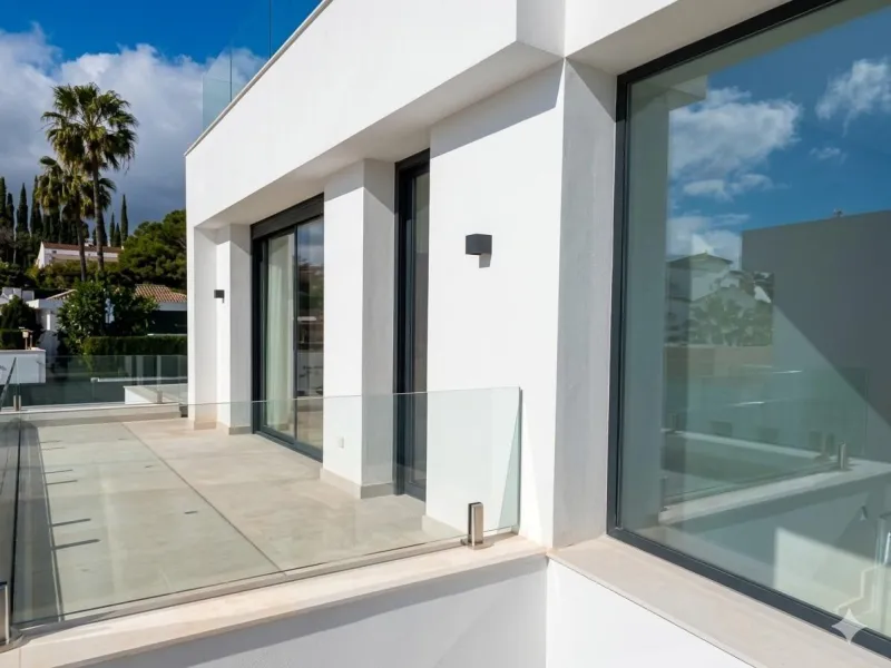 House - Detached Villa в продаже в Estepona, Málaga. В доме 6 спален и 5 ванных комнат. Площадь дома 418 м². Площадь участка 645 м²