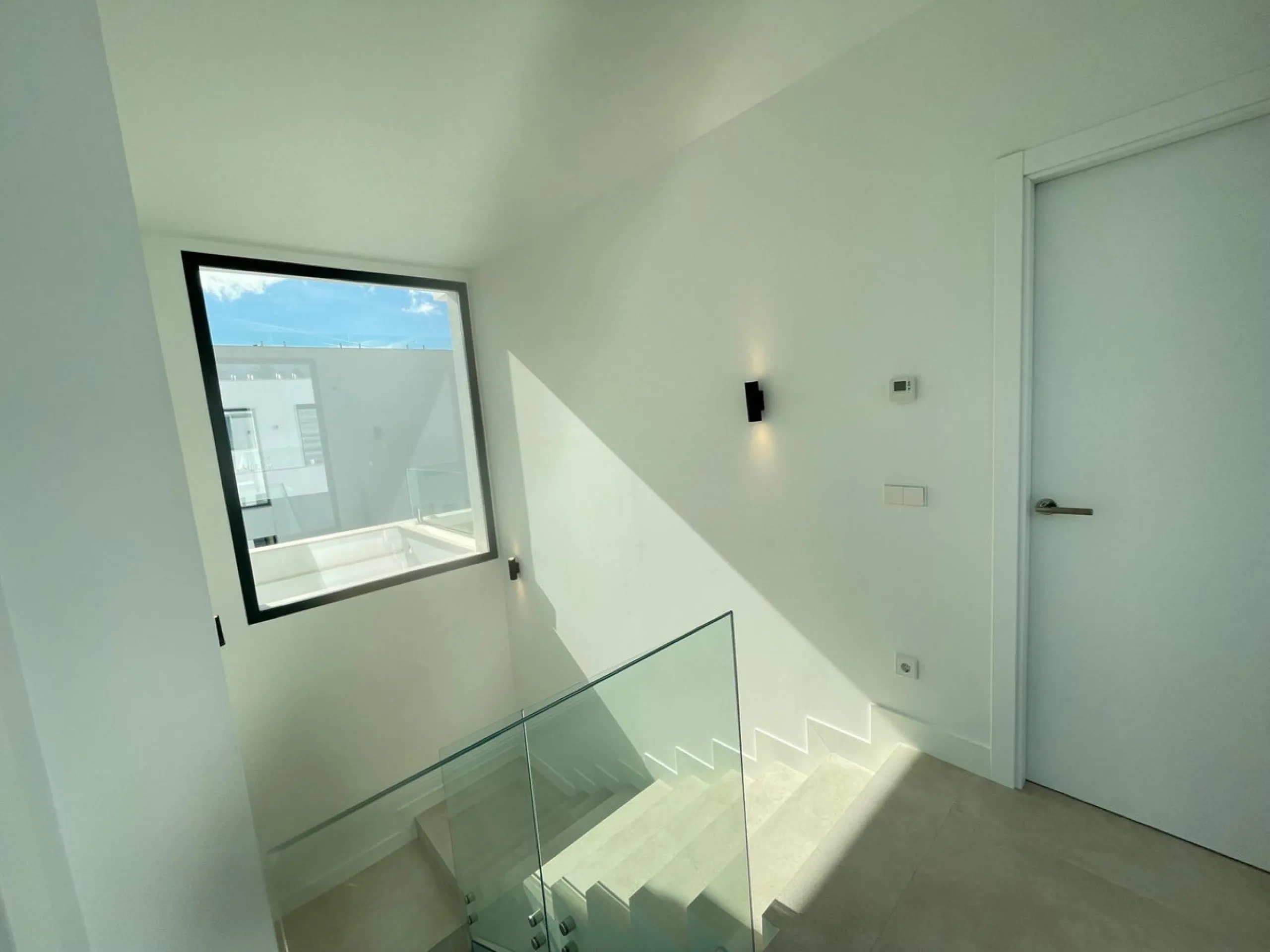 House - Detached Villa в продаже в Estepona, Málaga. В доме 6 спален и 5 ванных комнат. Площадь дома 418 м². Площадь участка 645 м²