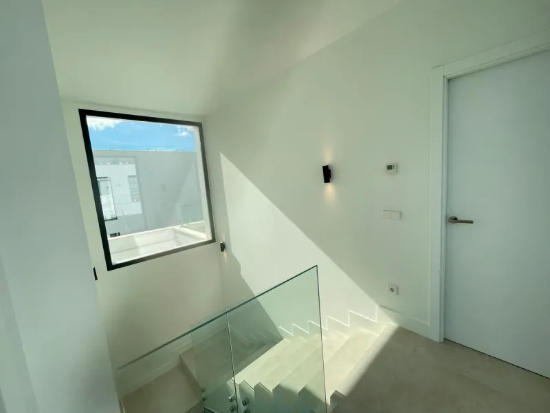 House - Detached Villa в продаже в Estepona, Málaga. В доме 6 спален и 5 ванных комнат. Площадь дома 418 м². Площадь участка 645 м²