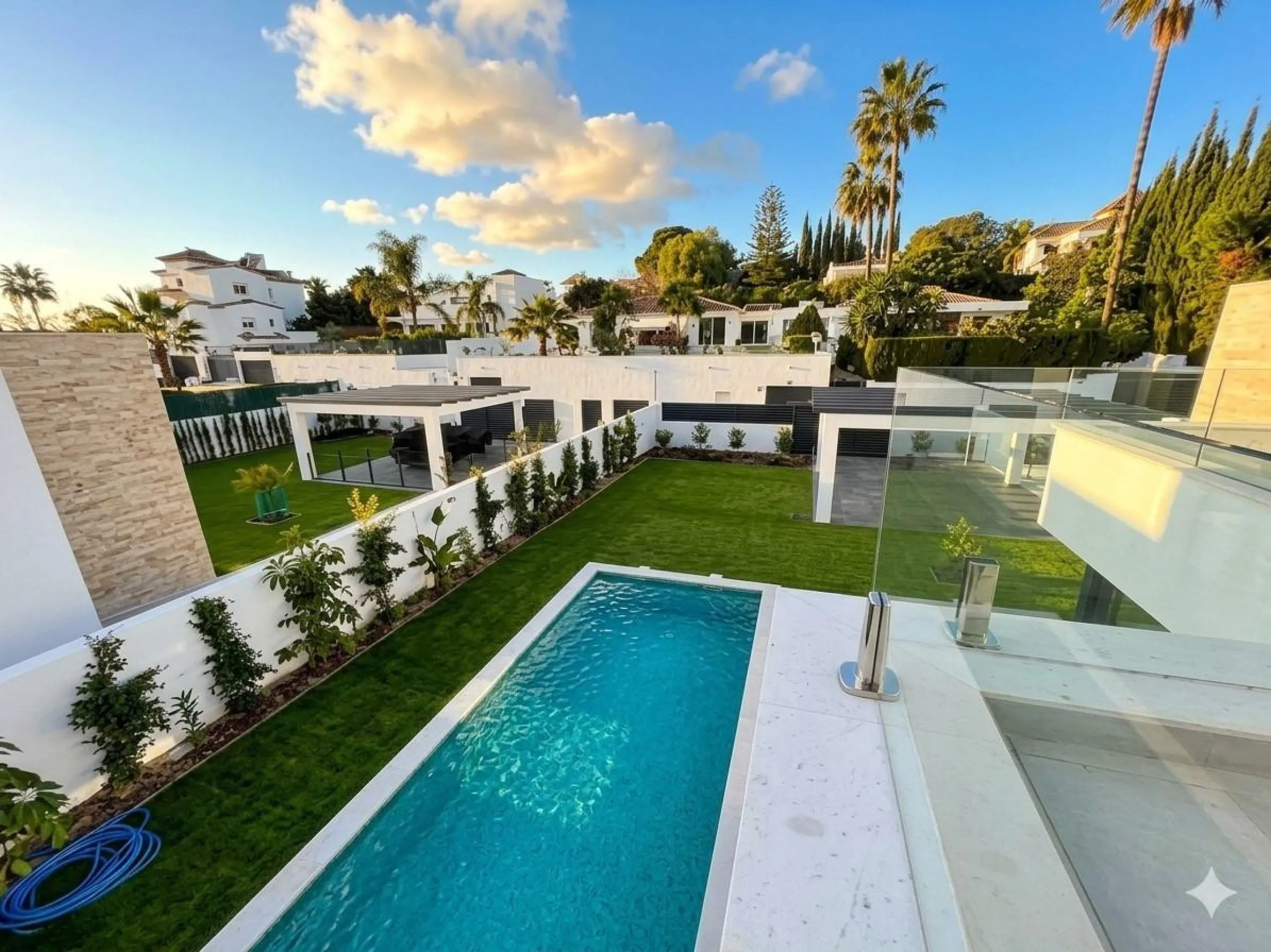 House - Detached Villa в продаже в Estepona, Málaga. В доме 6 спален и 5 ванных комнат. Площадь дома 418 м². Площадь участка 645 м²