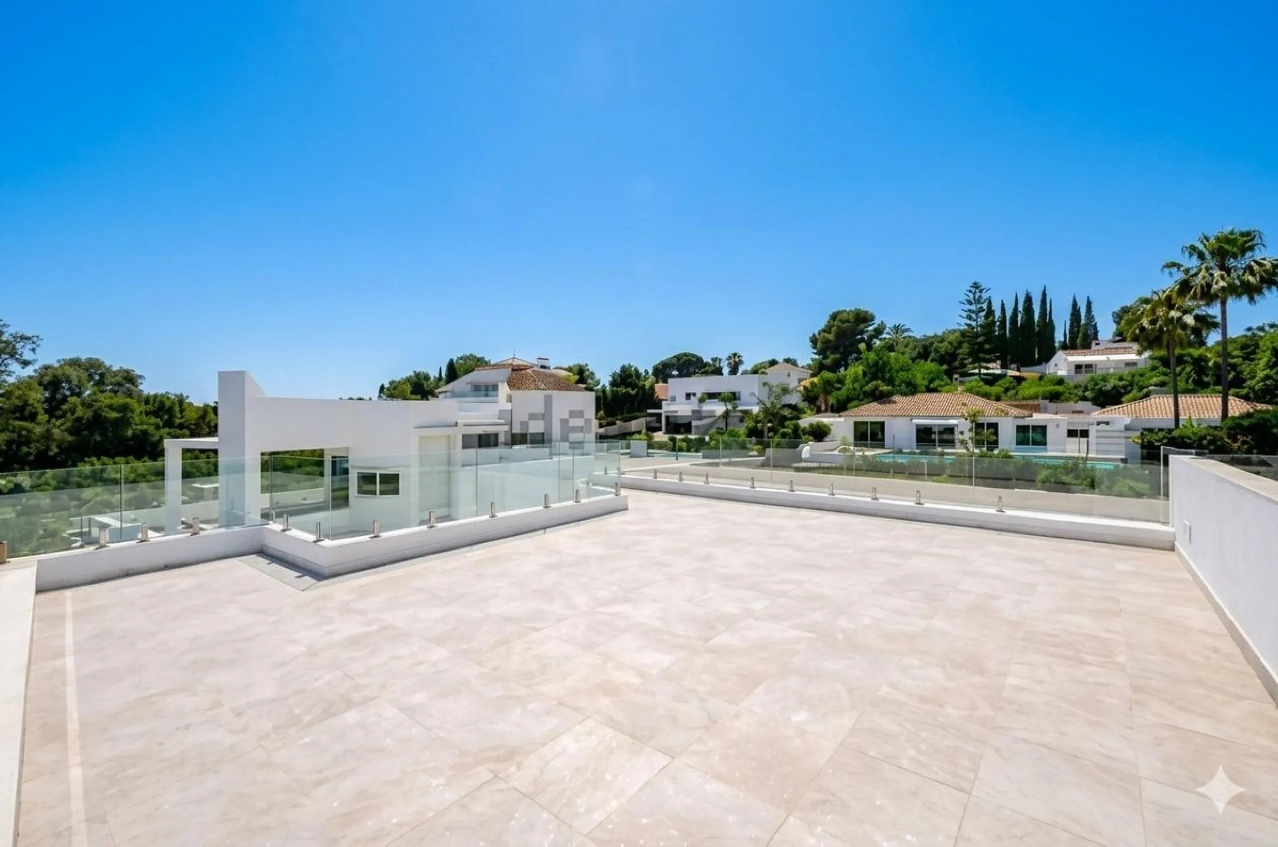 House - Detached Villa в продаже в Estepona, Málaga. В доме 6 спален и 5 ванных комнат. Площадь дома 418 м². Площадь участка 645 м²