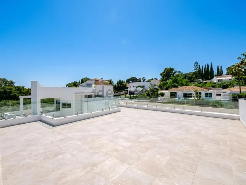 House - Detached Villa в продаже в Estepona, Málaga. В доме 6 спален и 5 ванных комнат. Площадь дома 418 м². Площадь участка 645 м²