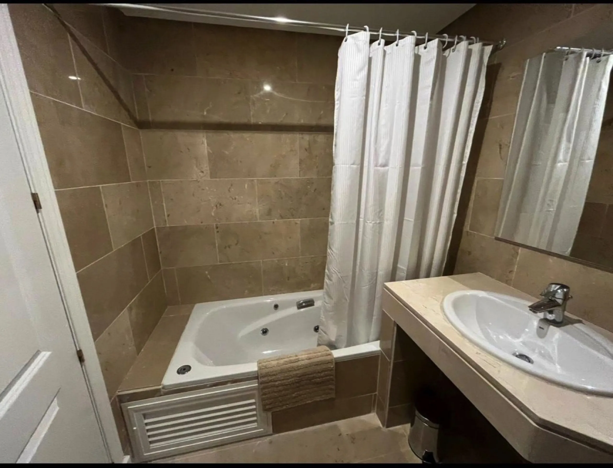 Semi-Furnished Apartment in the Exclusive Urb. Coto Real Duquesa, Manilva – 4 Pools and Move-In Ready!