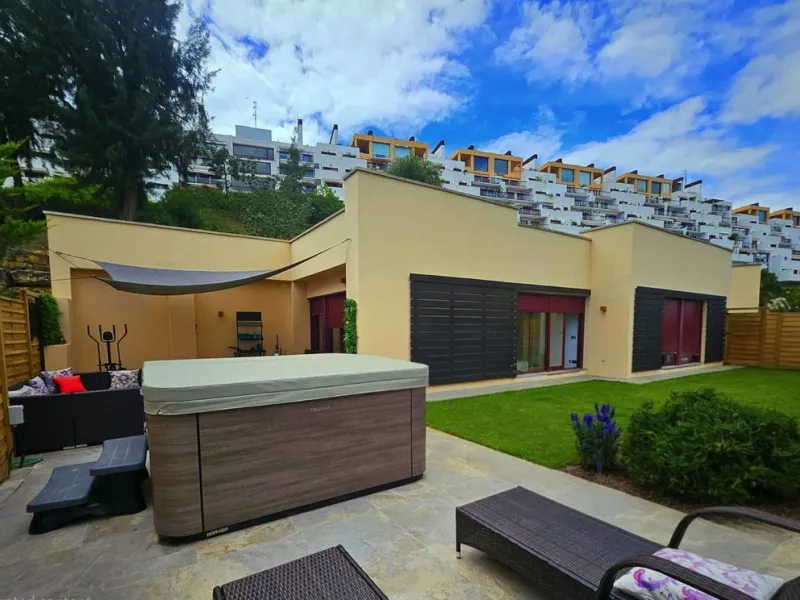 House - Detached Villa в продаже в Benahavís, Málaga. В доме 3 спален и 3 ванных комнат. Площадь дома 153 м². Площадь участка 320 м²