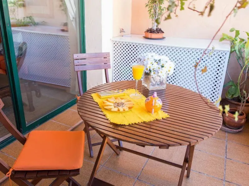 A unique investment opportunity in Puerto de la Duquesa, Manilva, Málaga. Located in one of the most exclusive and sought-after areas of Manilva, this stunning 3-bedroom duplex penthouse combines luxury, comfort, and excellent investment potential. First 
