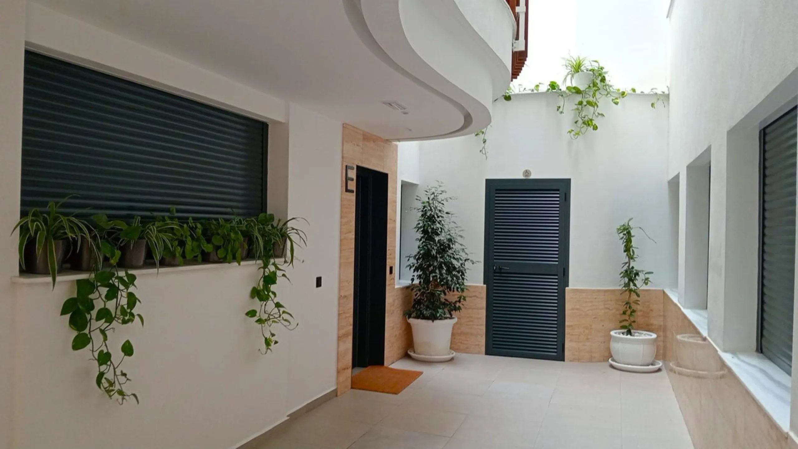 Beautiful and charming apartment for sale in the centre of Estepona, located just a few metres from the iconic La Rada beach, in one of the most sought-after and privileged areas of the town.